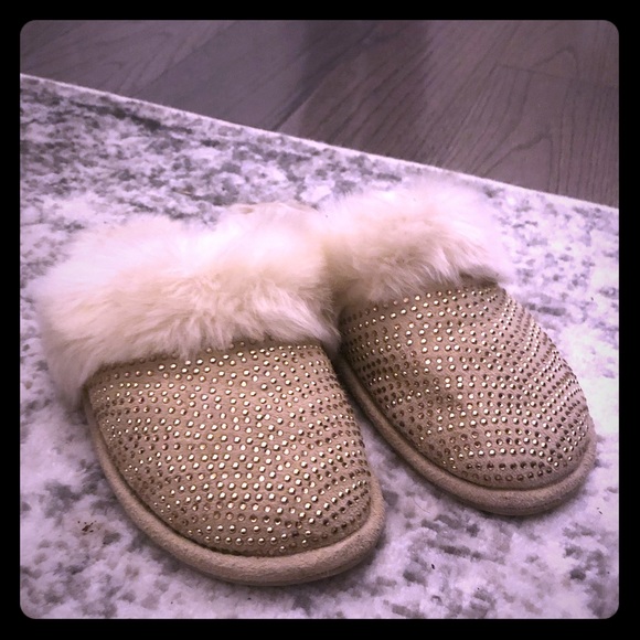 Fluffy Cozy Studded House Slippers Size 8 - Picture 1 of 5